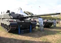 Tanque Challenger 3 del Ejército británico exhibido en DVD 2026 en UTAC Millbrook, con cañón L55A1 de 120 mm, arquitectura digital y protección reforzada.