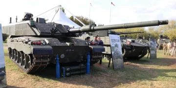 Tanque Challenger 3 del Ejército británico exhibido en DVD 2026 en UTAC Millbrook, con cañón L55A1 de 120 mm, arquitectura digital y protección reforzada.
