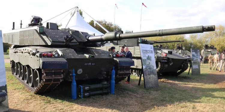 Tanque Challenger 3 del Ejército británico exhibido en DVD 2026 en UTAC Millbrook, con cañón L55A1 de 120 mm, arquitectura digital y protección reforzada.