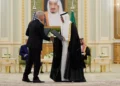 El secretario de Energía de Estados Unidos, Chris Wright, y el ministro de Energía saudí, príncipe Abdulaziz Bin Salman, intercambian documentos en Riad el 13 de mayo de 2025.
