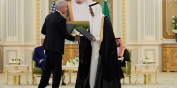 El secretario de Energía de Estados Unidos, Chris Wright, y el ministro de Energía saudí, príncipe Abdulaziz Bin Salman, intercambian documentos en Riad el 13 de mayo de 2025.