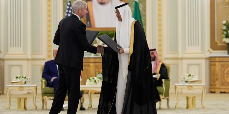 El secretario de Energía de Estados Unidos, Chris Wright, y el ministro de Energía saudí, príncipe Abdulaziz Bin Salman, intercambian documentos en Riad el 13 de mayo de 2025.