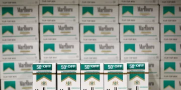 Paquetes y cartones de cigarrillos Marlboro a la venta en Burlington, Carolina del Norte, el 14 de junio de 2018.