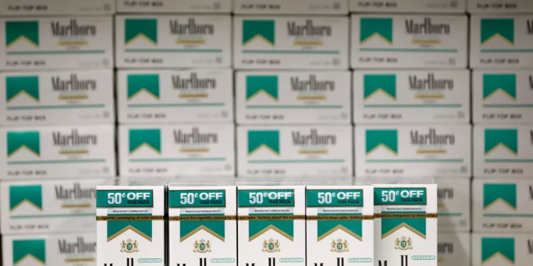 Paquetes y cartones de cigarrillos Marlboro a la venta en Burlington, Carolina del Norte, el 14 de junio de 2018.