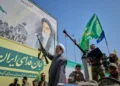 Un clérigo chiita armado viaja en un vehículo militar frente a una valla con la imagen del ayatolá Ruhollah Jomeini durante el desfile «Janfada» en Teherán, Irán, el 18 de septiembre de 2026.