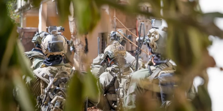 Comandos de la unidad Shayetet 13 de la Marina de Israel operan en la localidad de Khiam, en el sur del Líbano, en una fotografía difundida el 27 de marzo de 2026.