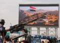 Miembro de las fuerzas de seguridad hutíes junto a una ametralladora montada en un vehículo de patrulla en Saná, Yemen.