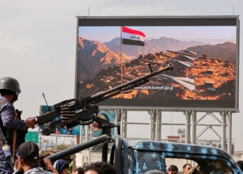 Miembro de las fuerzas de seguridad hutíes junto a una ametralladora montada en un vehículo de patrulla en Saná, Yemen.