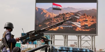 Miembro de las fuerzas de seguridad hutíes junto a una ametralladora montada en un vehículo de patrulla en Saná, Yemen.