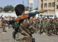Un combatiente hutí porta un lanzagranadas durante una movilización en Saná, Yemen, el 10 de septiembre de 2026.