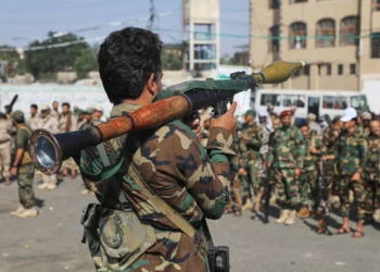 Un combatiente hutí porta un lanzagranadas durante una movilización en Saná, Yemen, el 10 de septiembre de 2026.
