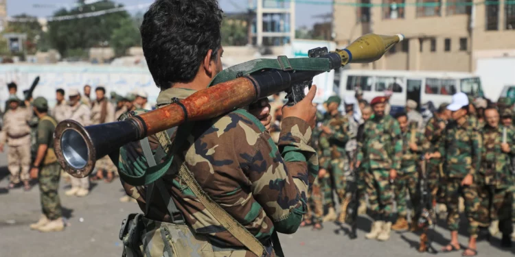 Un combatiente hutí porta un lanzagranadas durante una movilización en Saná, Yemen, el 10 de septiembre de 2026.