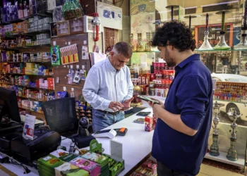 El comerciante iraní Morteza Asaadi atiende a un cliente en su tienda en el centro de Bur Dubai el 3 de septiembre de 2026.