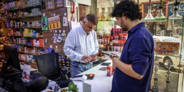 El comerciante iraní Morteza Asaadi atiende a un cliente en su tienda en el centro de Bur Dubai el 3 de septiembre de 2026.