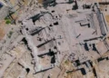Miembros del equipo de excavación, incluido Uzi Leibner, frente al baño ritual abovedado descubierto al pie del Monte del Templo en Jerusalén