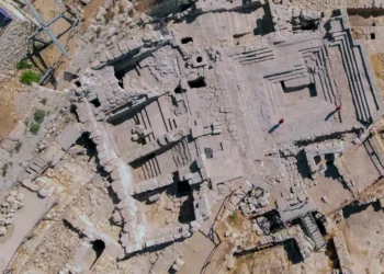 Miembros del equipo de excavación, incluido Uzi Leibner, frente al baño ritual abovedado descubierto al pie del Monte del Templo en Jerusalén