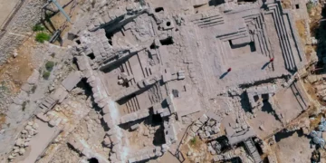 Miembros del equipo de excavación, incluido Uzi Leibner, frente al baño ritual abovedado descubierto al pie del Monte del Templo en Jerusalén