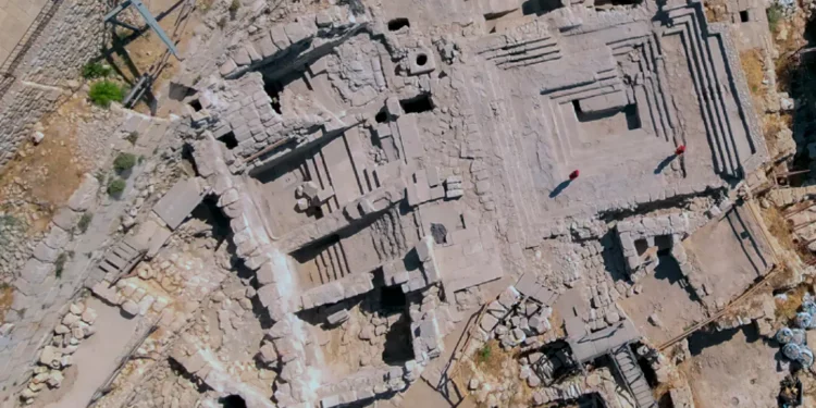 Miembros del equipo de excavación, incluido Uzi Leibner, frente al baño ritual abovedado descubierto al pie del Monte del Templo en Jerusalén