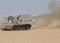 Miembros de las fuerzas gubernamentales de Yemen, respaldadas por Arabia Saudí, disparan un tanque durante supuestos enfrentamientos con los hutíes, aliados de Irán, en una ubicación cercana a Al-Hazm, Yemen, en esta captura de pantalla obtenida de un video publicado el 9 de septiembre de 2026.