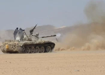 Miembros de las fuerzas gubernamentales de Yemen, respaldadas por Arabia Saudí, disparan un tanque durante supuestos enfrentamientos con los hutíes, aliados de Irán, en una ubicación cercana a Al-Hazm, Yemen, en esta captura de pantalla obtenida de un video publicado el 9 de septiembre de 2026.