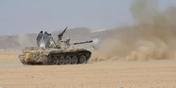 Miembros de las fuerzas gubernamentales de Yemen, respaldadas por Arabia Saudí, disparan un tanque durante supuestos enfrentamientos con los hutíes, aliados de Irán, en una ubicación cercana a Al-Hazm, Yemen, en esta captura de pantalla obtenida de un video publicado el 9 de septiembre de 2026.