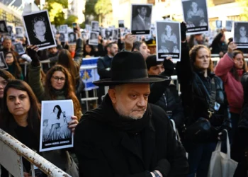 Personas sostienen fotografías de víctimas durante la ceremonia por el 31.º aniversario del atentado contra la AMIA, en Buenos Aires, el 18 de julio de 2025.