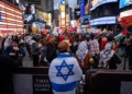 Contramanifestante proisraelí durante una protesta contra Israel en Times Square, Nueva York, el 1 de enero de 2025.