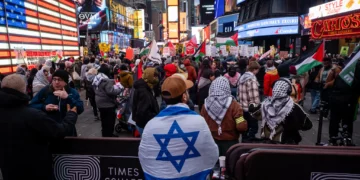 Contramanifestante proisraelí durante una protesta contra Israel en Times Square, Nueva York, el 1 de enero de 2025.