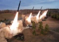 Sistema norcoreano de lanzacohetes múltiple de 600 mm durante un ejercicio militar anterior.
