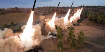 Sistema norcoreano de lanzacohetes múltiple de 600 mm durante un ejercicio militar anterior.