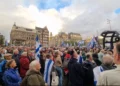 Miles de manifestantes favorables a Israel se reúnen en la plaza Dam de Ámsterdam el 17 de septiembre de 2026.