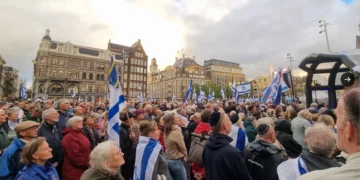 Miles de manifestantes favorables a Israel se reúnen en la plaza Dam de Ámsterdam el 17 de septiembre de 2026.