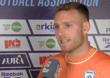El portero de Israel, Daniel Peretz, habla con Channel 5 Sports después de la derrota 3-0 ante Irlanda en la UEFA Nations League, el 27 de septiembre de 2026.