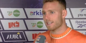 El portero de Israel, Daniel Peretz, habla con Channel 5 Sports después de la derrota 3-0 ante Irlanda en la UEFA Nations League, el 27 de septiembre de 2026.