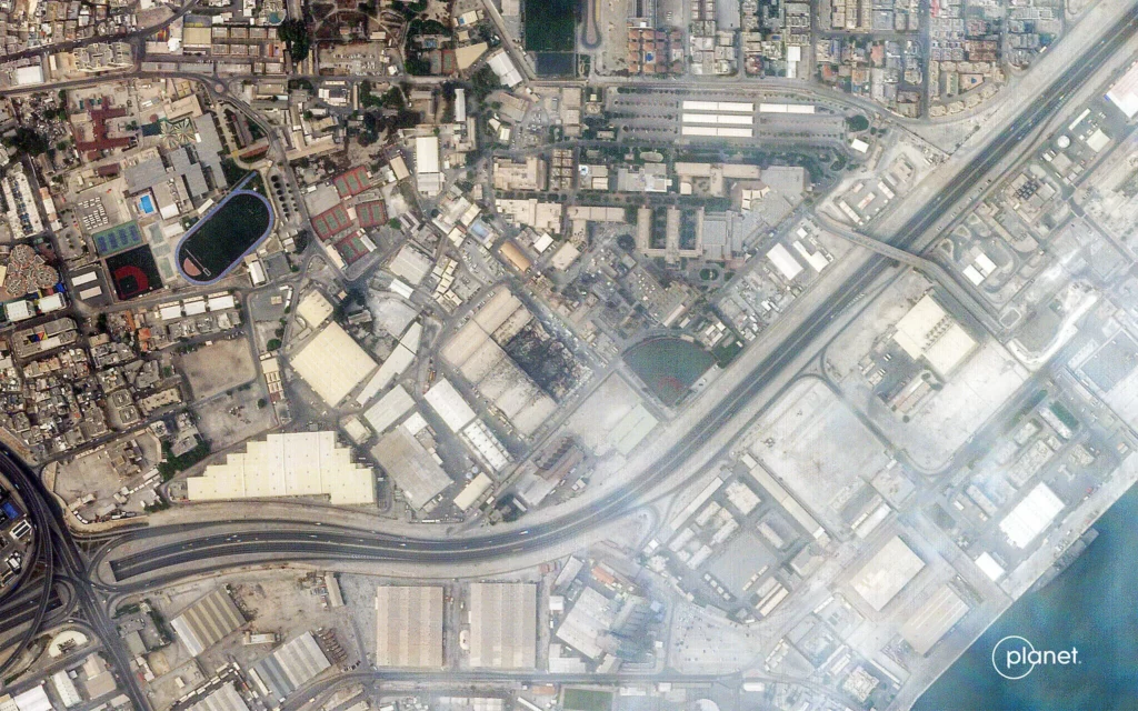 Imagen satelital muestra humo y daños en la base naval de la Quinta Flota estadounidense en Manama, Bahréin, tras ataques iraníes.
