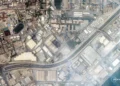 Imagen satelital muestra humo y daños en la base naval de la Quinta Flota estadounidense en Manama, Bahréin, tras ataques iraníes.