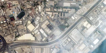 Imagen satelital muestra humo y daños en la base naval de la Quinta Flota estadounidense en Manama, Bahréin, tras ataques iraníes.
