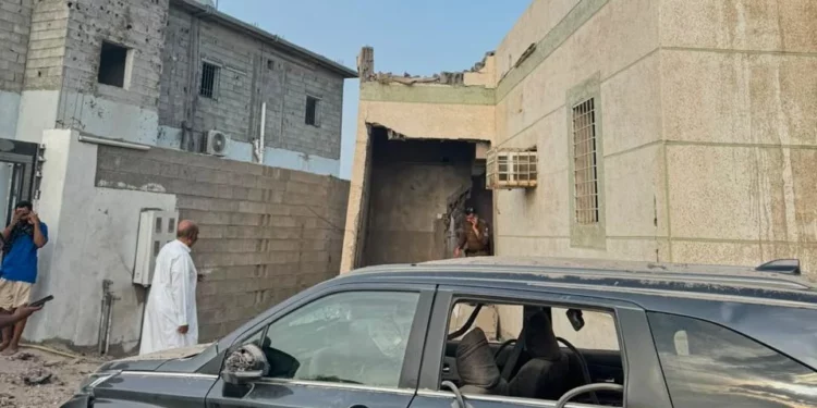 Daños en un edificio tras la caída de un proyectil en Al-Tawwal, Jazan, Arabia Saudita, cerca de la frontera con Yemen, el 12 de septiembre de 2026.