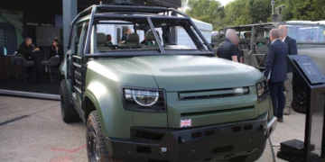 Defender Wolf Series II Utility Vehicle presentado en DVD 2026 para el programa británico Light Mobility Vehicle.