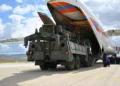 Descarga de equipos del sistema de misiles S-400 desde un avión ruso en la base de Murted en Ankara.
