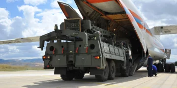 Descarga de equipos del sistema de misiles S-400 desde un avión ruso en la base de Murted en Ankara.