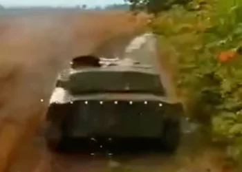 Obús autopropulsado ruso 2S1 Gvozdika destruido