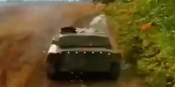 Obús autopropulsado ruso 2S1 Gvozdika destruido