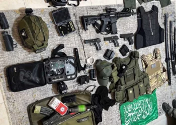 Armas halladas en poder de un joven de 19 años de Kafr Qasim sospechoso de planear un ataque.