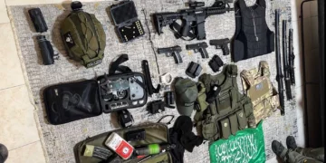 Armas halladas en poder de un joven de 19 años de Kafr Qasim sospechoso de planear un ataque.