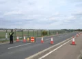 Un policía vigila un control en el perímetro de la base RAF Fairford, en el suroeste de Inglaterra, durante la investigación antiterrorista.