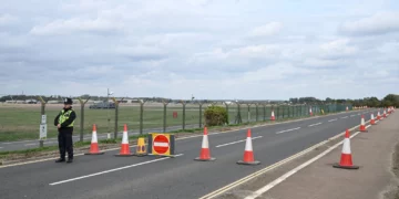 Un policía vigila un control en el perímetro de la base RAF Fairford, en el suroeste de Inglaterra, durante la investigación antiterrorista.