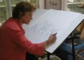 Dina Babbitt en 2006 recreando el mural de Blancanieves que pintó en Auschwitz.