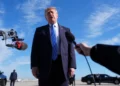 Donald Trump habla con periodistas al llegar al aeropuerto O’Hare de Chicago el 27 de septiembre de 2026