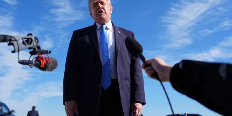 Donald Trump habla con periodistas al llegar al aeropuerto O’Hare de Chicago el 27 de septiembre de 2026